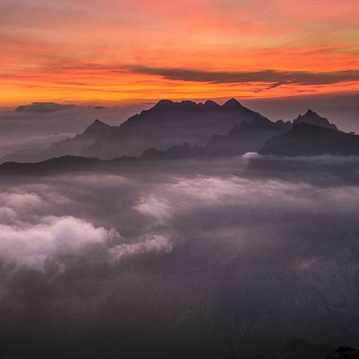 Papier peint  Montagnes après le coucher du soleil