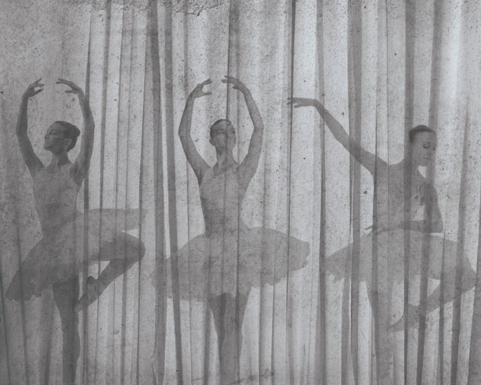 Papier peint  Ballerines dansantes sur un fond rayé texturé