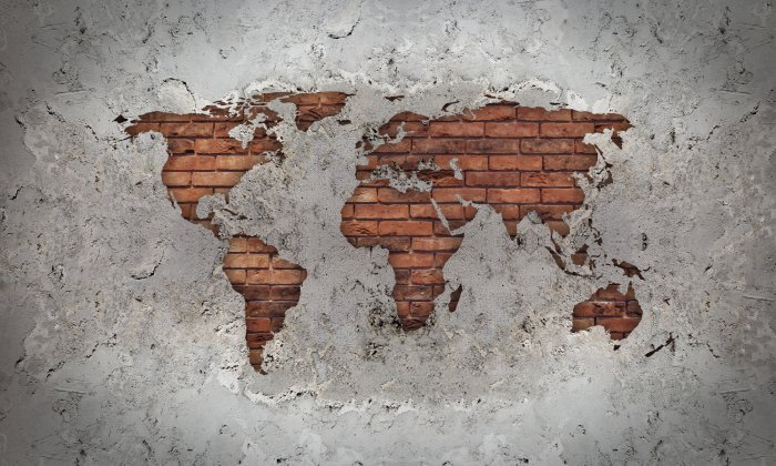 Papier peint  Carte du monde en briques rouges sur béton