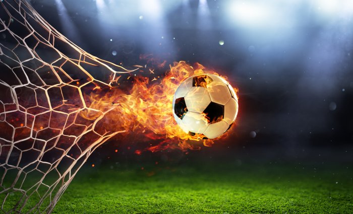 Papier peint  Un ballon de football en feu dans le but