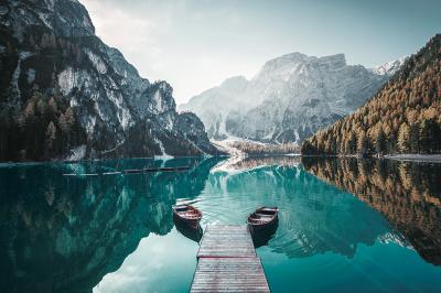 Poster  Barques en bois et ponton sur un lac de montagne