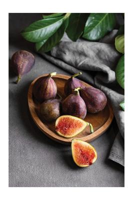 Poster  Figues fraîches sur un plateau en bois