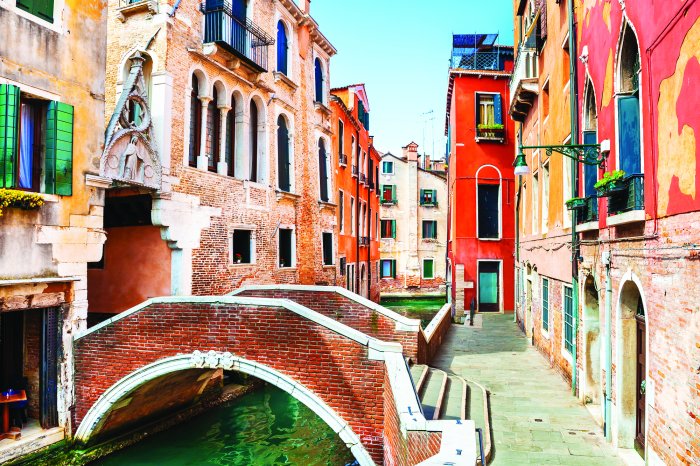 Papier peint  Canal pittoresque avec pont entouré de maisons