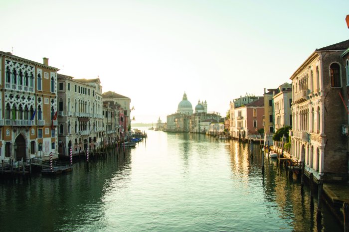 Papier peint  Canal d'eau avec vue sur la basilique