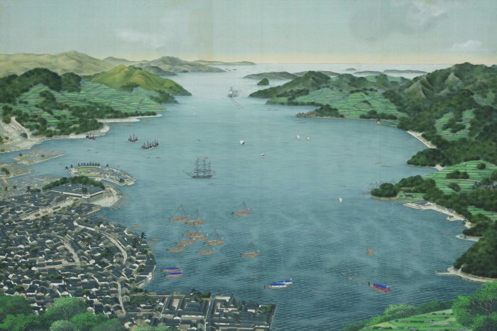 Papier peint  Ville côtière pittoresque avec des montagnes en arrière-plan