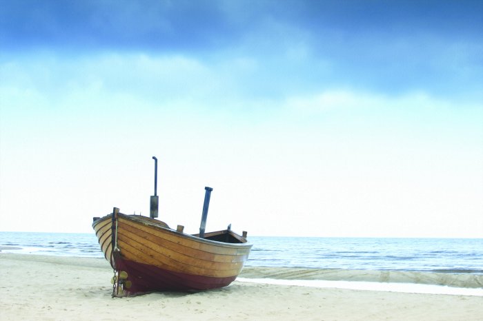 Papier peint  Bateau en bois sur la plage au bord de la mer