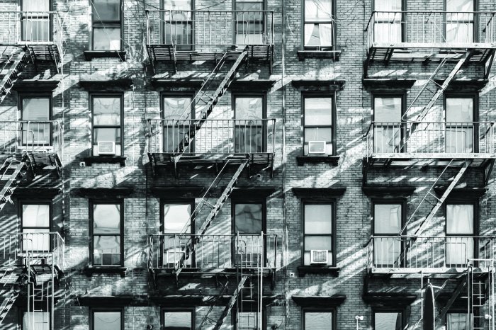 Papier peint  Vieille maison en briques avec escaliers