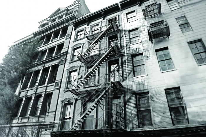 Papier peint  Photo en noir et blanc d'un immeuble avec escaliers