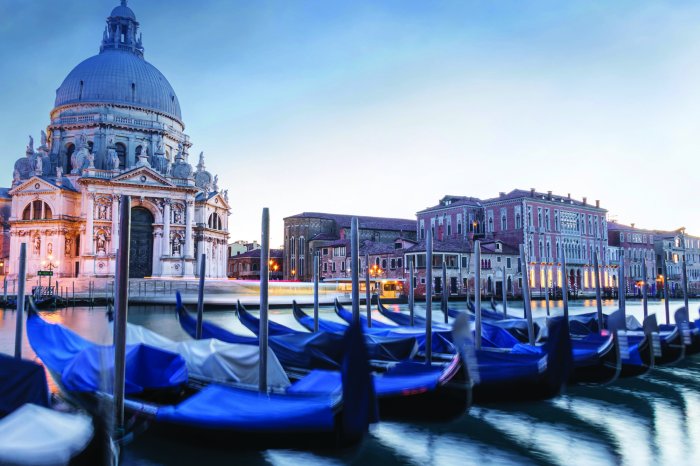 Papier peint  Gondoles vénitiennes avec cathédrale illuminée en arrière-plan