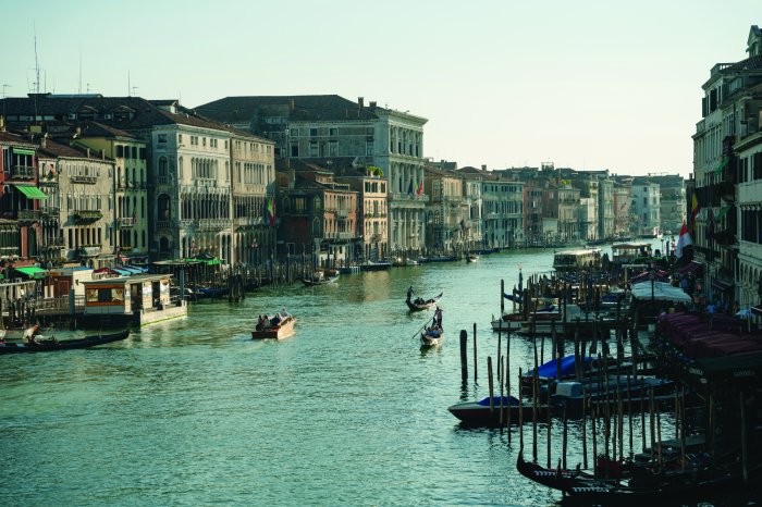 Papier peint  Canal vénitien entouré de bâtiments en pierre