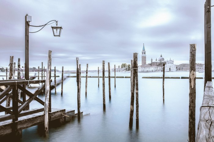 Papier peint  Paysage hivernal avec une église en arrière-plan