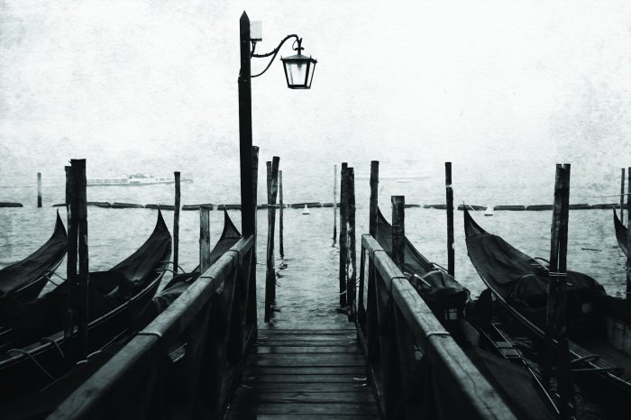 Papier peint  Paysage de Venise le matin avec brume et gondoles