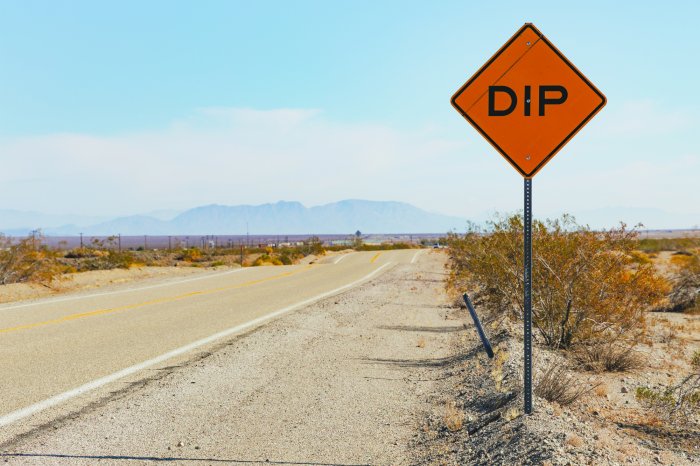 Papier peint  Route au milieu du désert avec des montagnes en arrière-plan