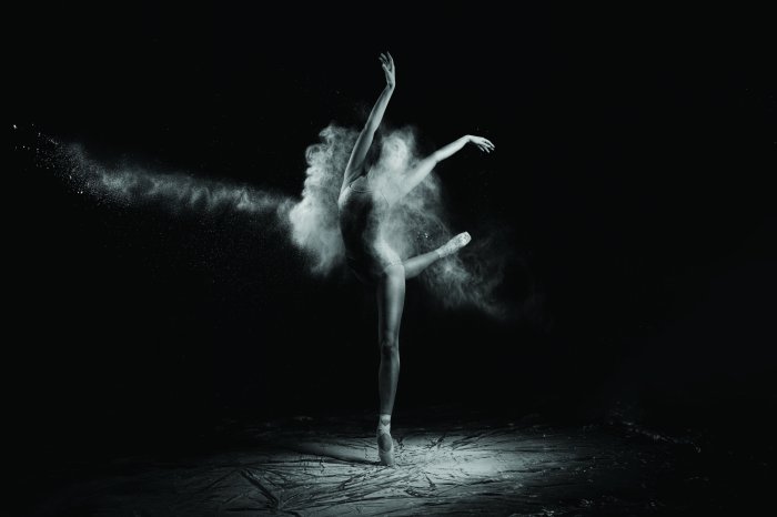 Papier peint  Femme dansant le ballet sur fond noir