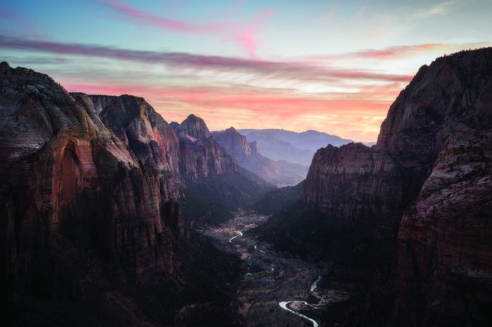 Papier peint  Hauts falaises sur fond de coucher de soleil