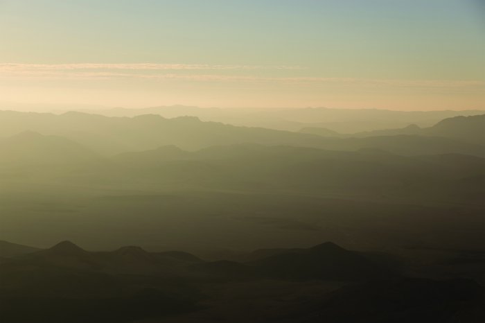 Papier peint  Brouillard épais sur le désert sombre