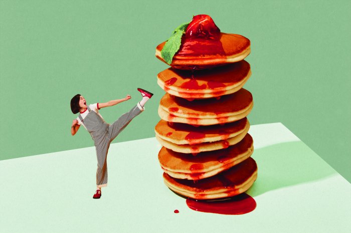 Papier peint  Femme qui retourne des crêpes en l'air