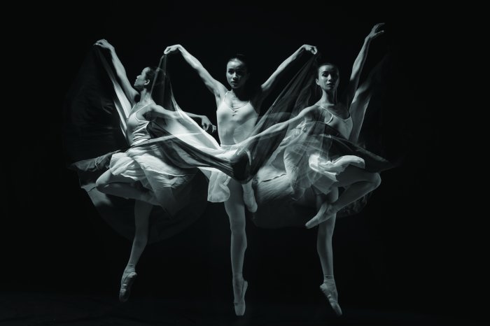 Papier peint  Danseuses gymniques sur fond noir