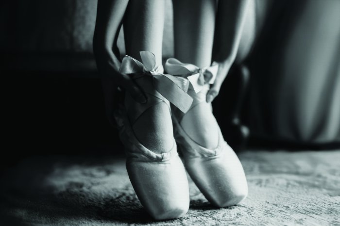 Papier peint  Femme dansant en chaussons de ballet