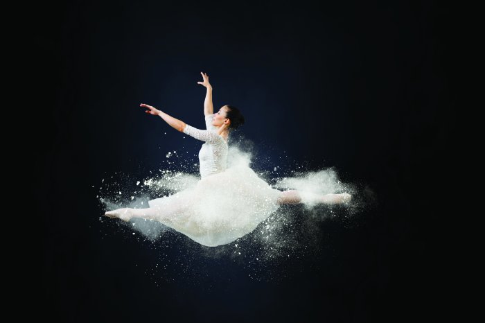 Papier peint  Femme en robe blanche en grand écart