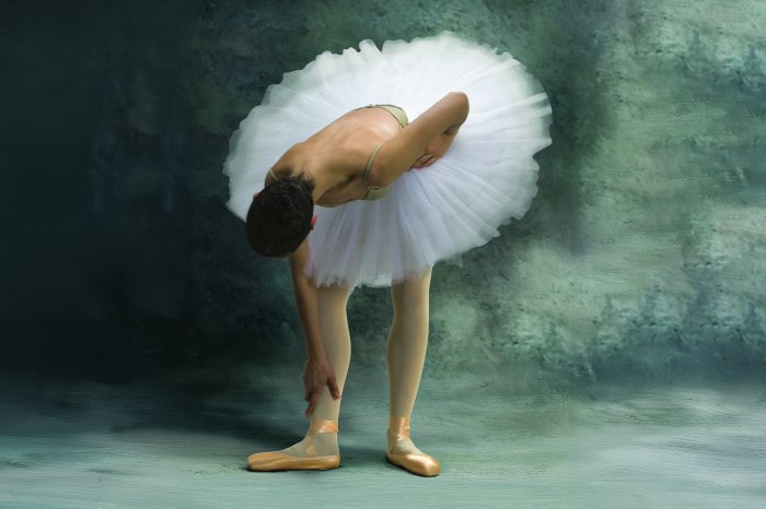Papier peint  Danseuse en tutu blanc sur béton