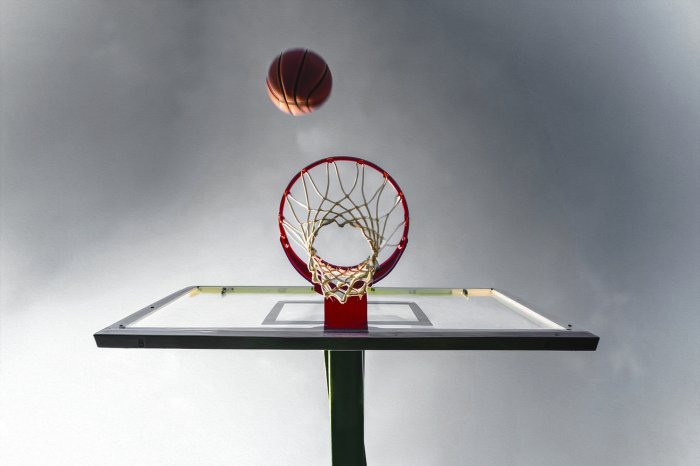 Papier peint  Balle volant vers le panier sur fond de ciel