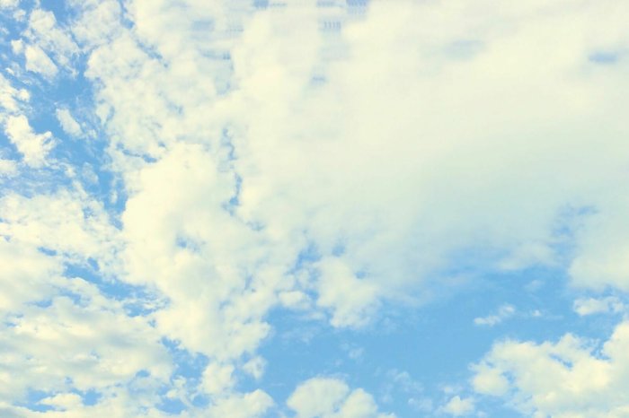 Papier peint  Nuages clairs sur fond de ciel bleu