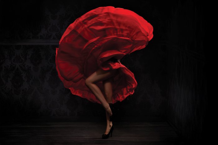 Papier peint  Une femme en robe rouge en mouvement de flamenco, un motif artistique
