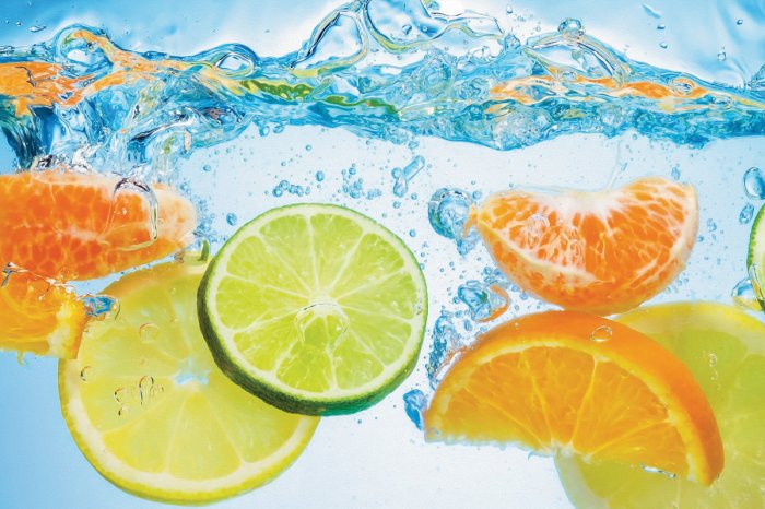 Papier peint  Citrons et oranges tombant dans l'eau