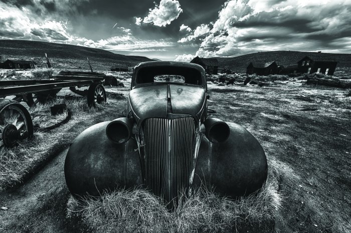 Papier peint  Photo en noir et blanc d'une épave de voiture