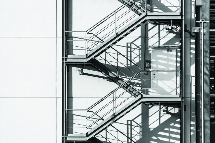 Papier peint  Escalier métallique extérieur sur un mur blanc