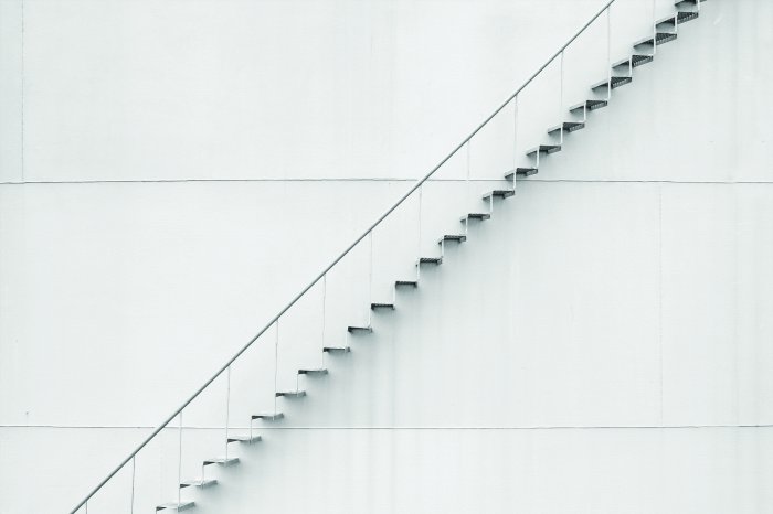 Papier peint  Escaliers métalliques délicats près du mur blanc