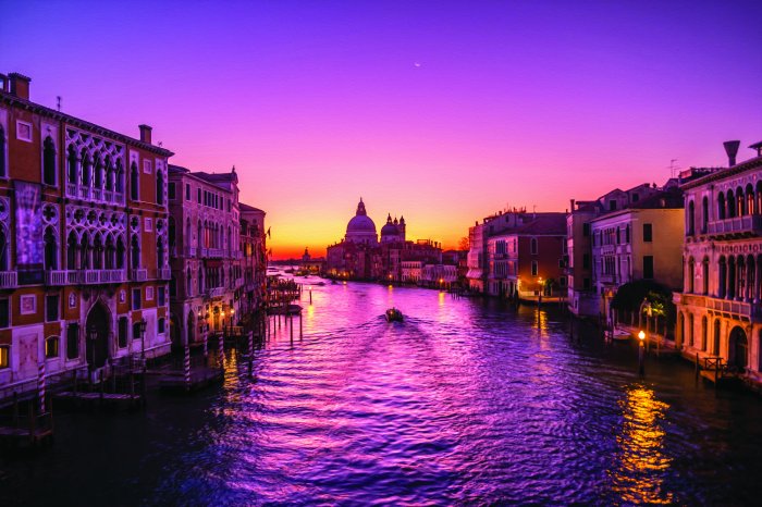 Papier peint  Canal d'eau vénitien au coucher du soleil
