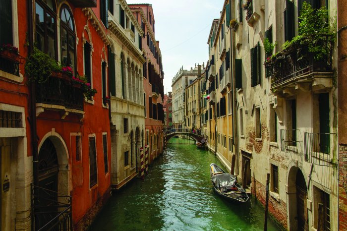 Papier peint  Canal d'eau vénitien parmi les maisons