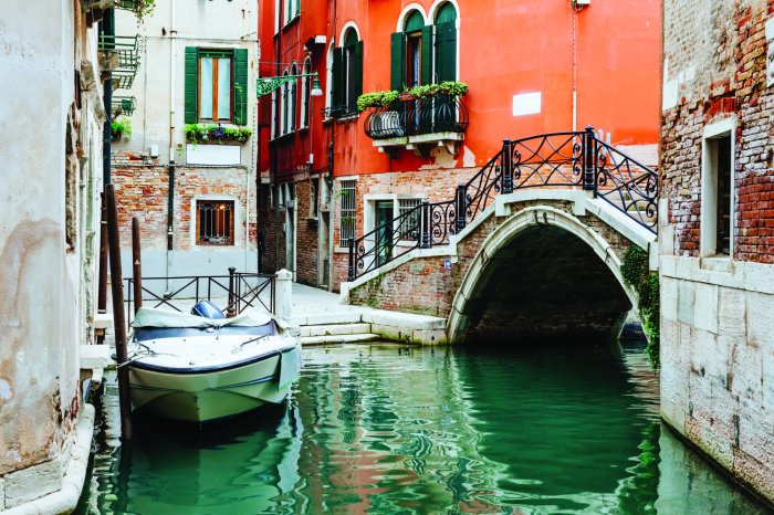 Papier peint  Vue sur le pont et le bateau parmi les maisons
