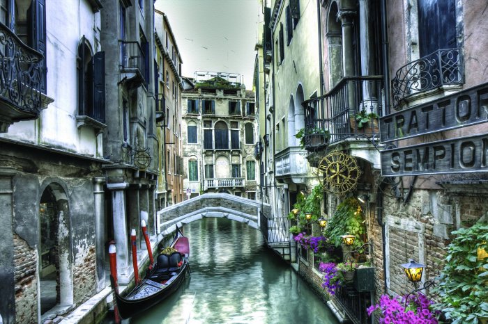 Papier peint  Pont entre des maisons avec une gondole