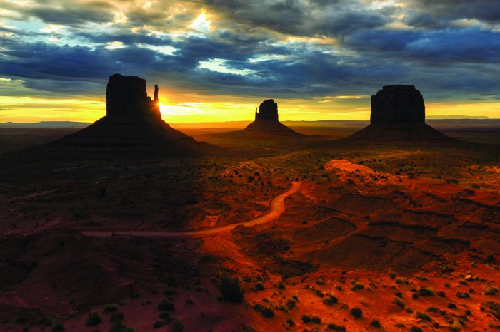 Papier peint  Coucher de soleil dans le désert avec des falaises