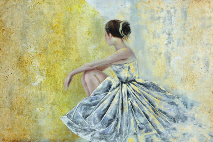 Papier peint  Femme en robe de ballet avec ornement doré