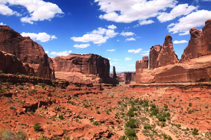 Papier peint  Montagnes rouges et rocheuses dans le désert