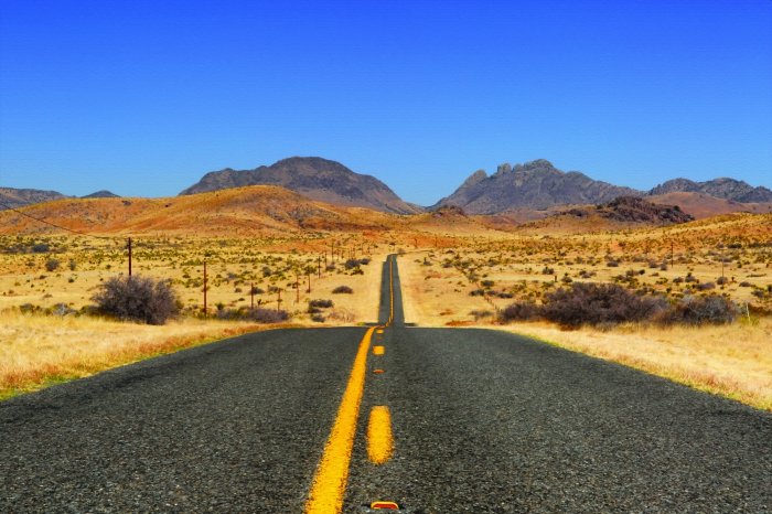 Papier peint  Route en béton traversant le milieu du désert