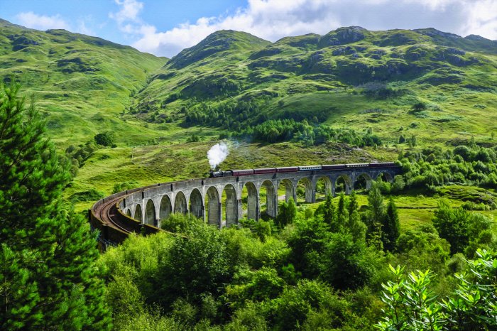 Papier peint  Train roulant sur un pont parmi les montagnes