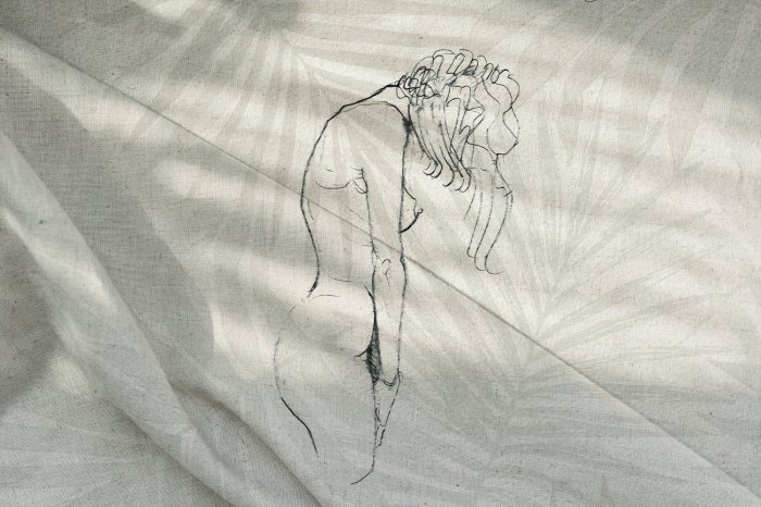 Papier peint  Motif de tissu avec croquis d'une femme debout