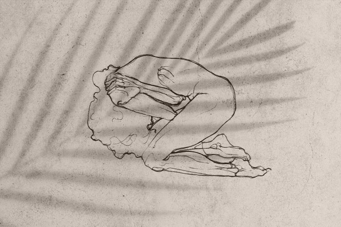 Papier peint  Femme allongée sur un fond de feuille de palmier