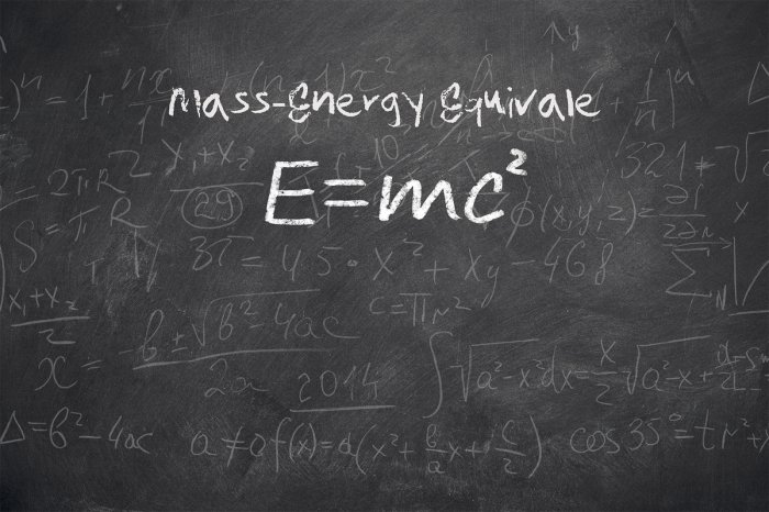 Papier peint  Tableau scolaire avec formules de physique et de mathématiques