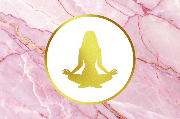 Papier peint  Femme méditant sur du marbre rose