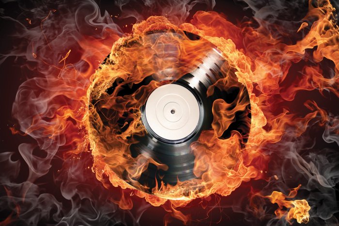Papier peint  Disque vinyle entouré de feu