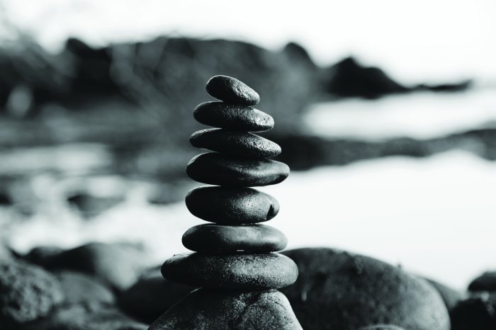 Papier peint  Motif noir et blanc avec des pierres sur fond de mer