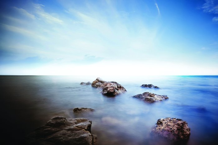 Papier peint  Rochers sur une mer brumeuse