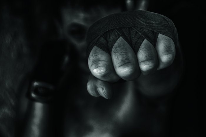 Papier peint  Boxeur homme frappe avec le poing