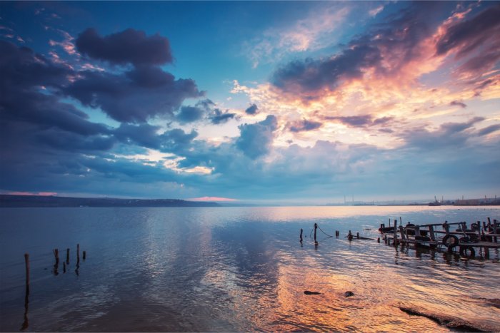 Papier peint  Nuages au-dessus du lac